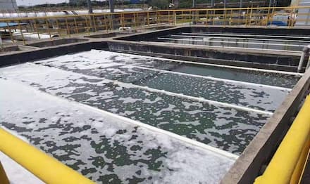 Agente antiespumante para el tratamiento de aguas residuales industriales: solución a la formación de espuma en aguas residuales